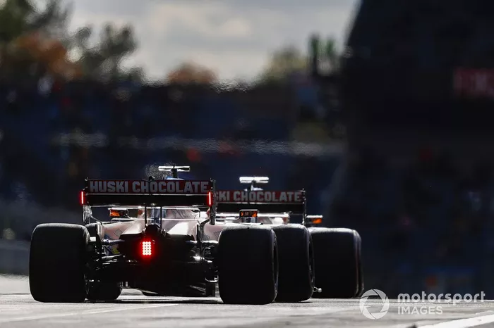 Lando Norris, McLaren MCL35, Carlos Sainz Jr., McLaren MCL35
