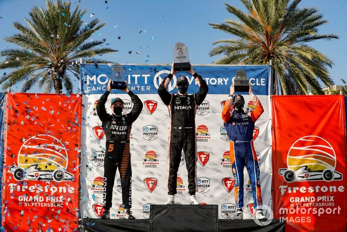 Podio: Ganador de la carrera Josef Newgarden, Team Penske Chevrolet, segundo lugar Patricio O'Ward, Arrow McLaren SP Chevrolet, y tercer lugar Scott Dixon, Chip Ganassi Racing Honda