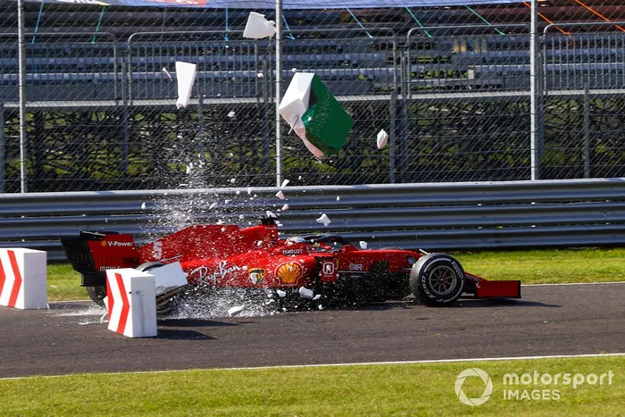 Sebastian Vettel, Ferrari SF1000, choca con las barreras