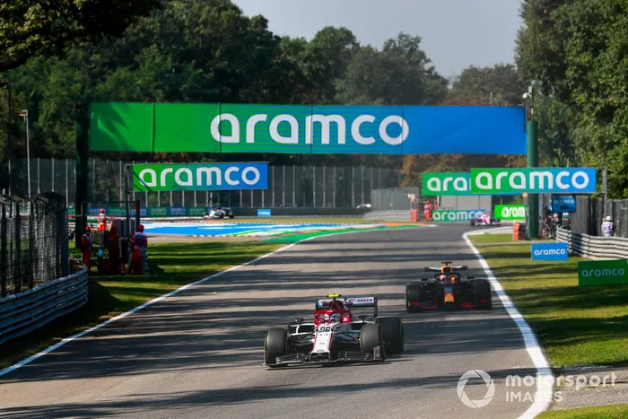 Antonio Giovinazzi, Alfa Romeo Racing C39, Max Verstappen, Red Bull Racing RB16