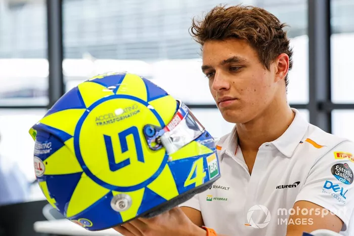 Lando Norris, McLaren con casco especial homenaje a Valentino Rossi