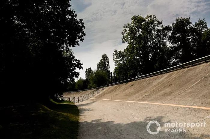 A notícia mais recente a impactar o mundo do esporte a motor vem da Itália. Na noite do sábado 7, o governo do país anunciou um plano radical para tentar conter o avanço do coronavírus: colocar diversas regiões do norte da Itália sob quarentena, impedindo pessoas de entrar ou sair das regiões