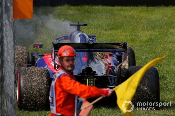 Daniil Kvyat, Toro Rosso STR14, aparca mientras un mariscal ondea una bandera amarilla