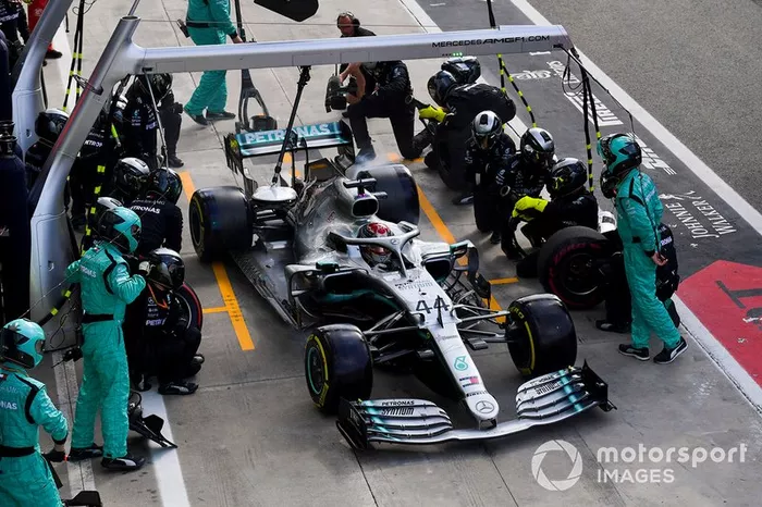 Lewis Hamilton, Mercedes AMG F1 W10 pit stop 