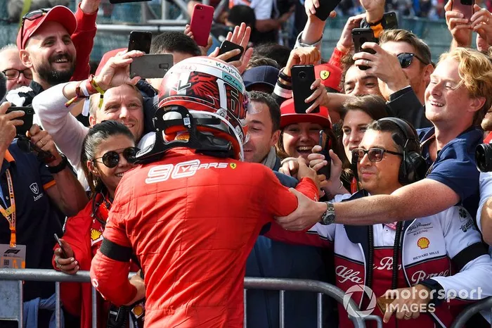 El ganador de la carrera Charles Leclerc, Ferrari, celebra con su manager Nicolas Todt en Parc Ferme