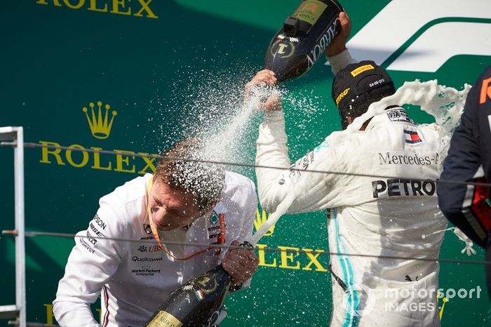 Podio: ganador Lewis Hamilton, Mercedes AMG F1 rocía Champagne sobre  James Vowles, Director de Estrategia de Motorsport, Mercedes AMG F1