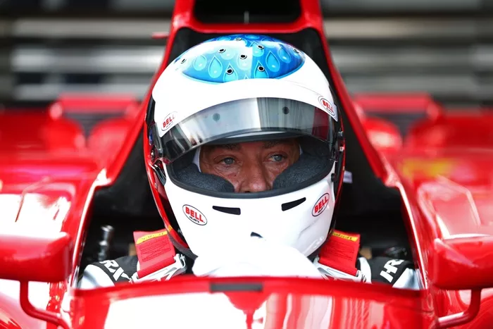 Jean Alesi se prépare à conduire la Ferrari