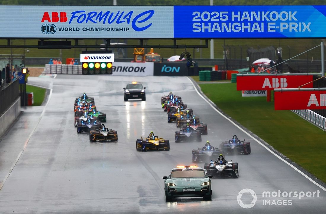 El Safety Car de la FIA lidera a Nick Cassidy, Jaguar TCS Racing y el campo