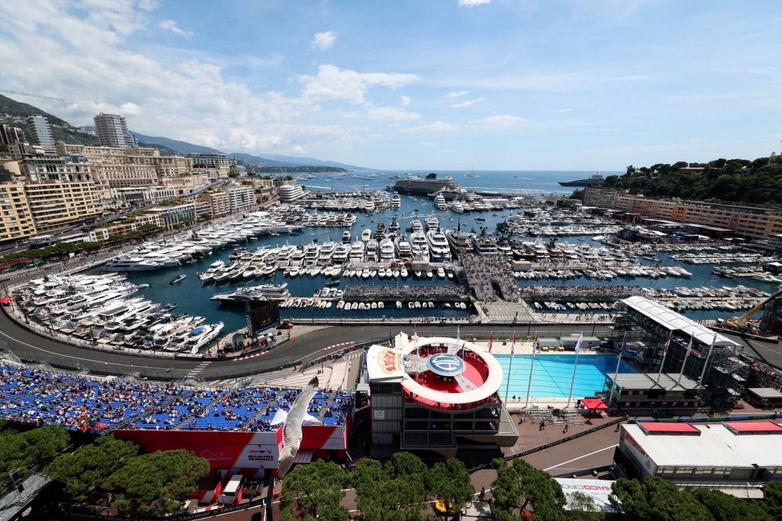 Jachty w marinie przed finałowym treningiem 