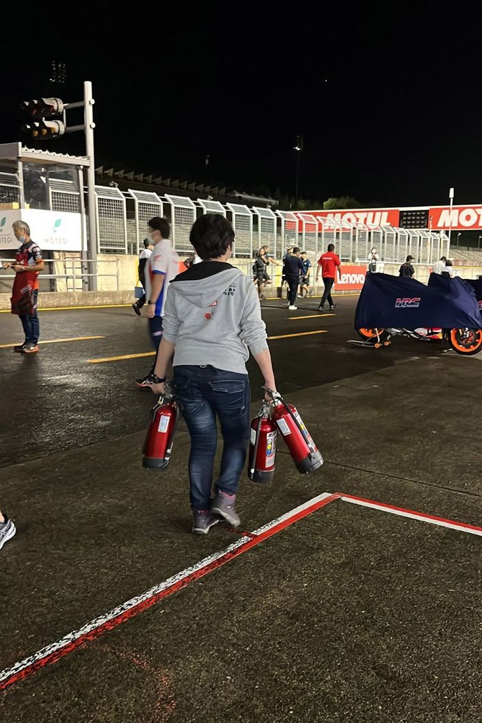 Fuego en el box del Marc VDS en Motegi 