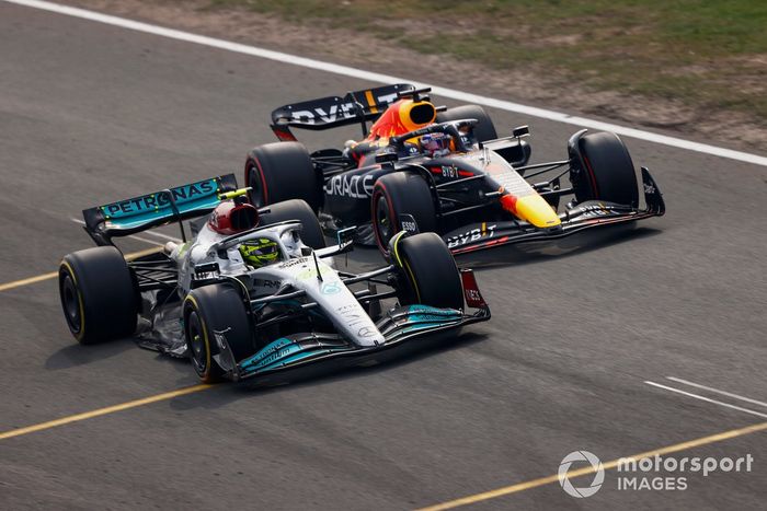 Lewis Hamilton, Mercedes W13, lucha con Max Verstappen, Red Bull Racing RB18, por el liderato tras la reanudación