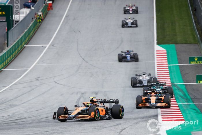 Lando Norris, McLaren MCL36, Daniel Ricciardo, Lance Stroll, Aston Martin AMR22