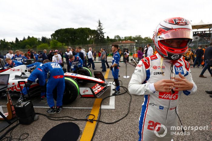 Kevin Magnussen, Haas F1 Team, en la parrilla de salida