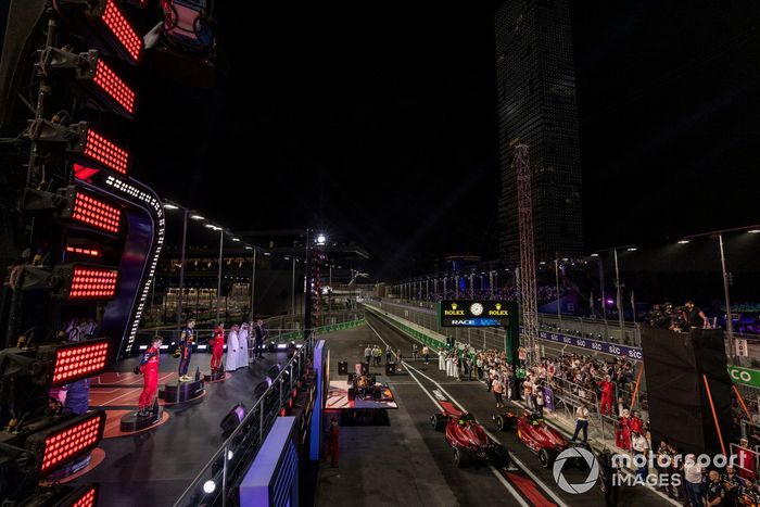 Charles Leclerc, Ferrari, segundo; Max Verstappen, Red Bull Racing, ganador; Carlos Sainz Jr., Ferrari, tercero, en el podio