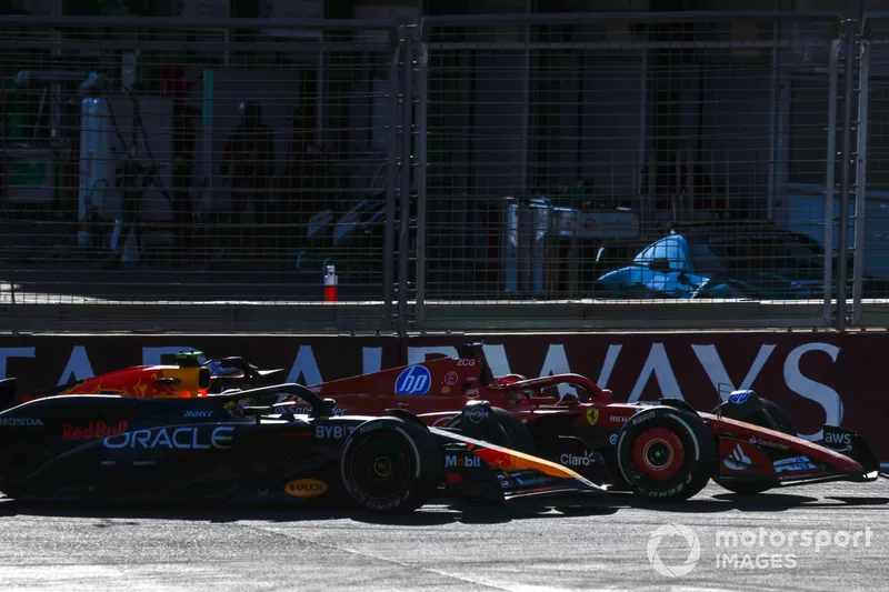 Sergio Perez, Red Bull Racing RB20, aux prises avec Charles Leclerc, Ferrari SF-24