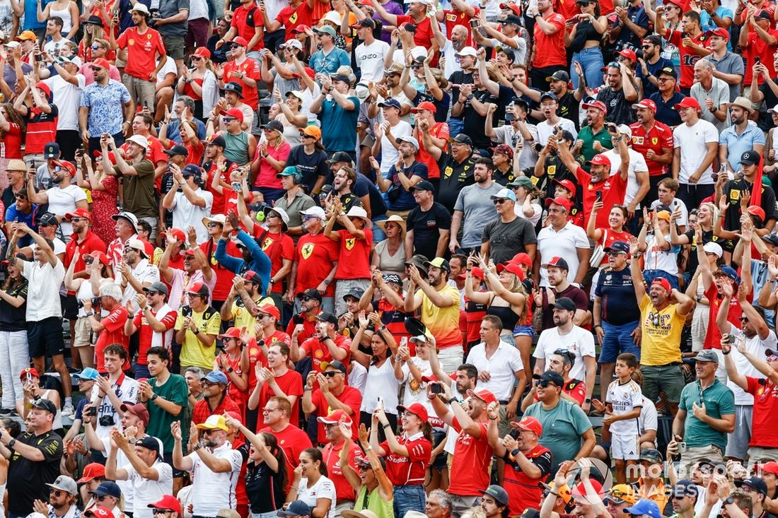 Aficionados de Ferrari animan desde una tribuna