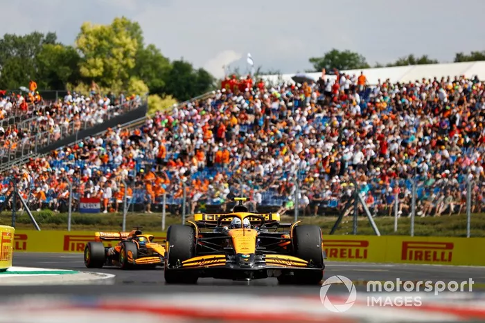 Lando Norris, McLaren MCL38, se dirige a la parrilla de salida