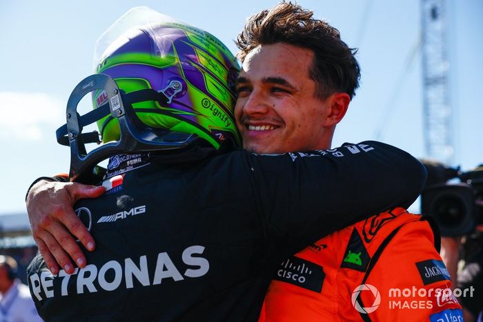 El ganador de la carrera, Lewis Hamilton, del equipo Mercedes-AMG F1 Team, lo celebra en el parque cerrado con Lando Norris, del equipo McLaren F1 Team.