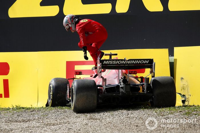 Charles Leclerc, Ferrari SF21, choca contra el muro