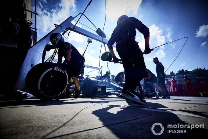 Valtteri Bottas, Mercedes W12, pit stop