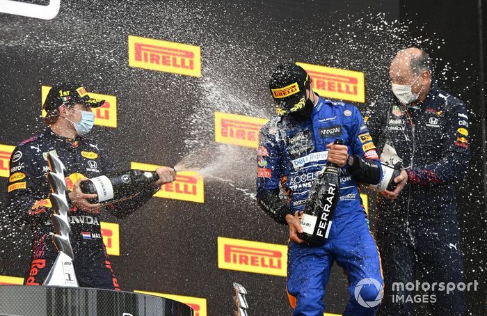 Podio: ganador Max Verstappen, Red Bull Racing