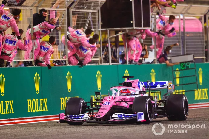 Sergio Pérez, Racing Point RP20, 1er puesto, se lleva la victoria para el deleite de su equipo en el pit wall