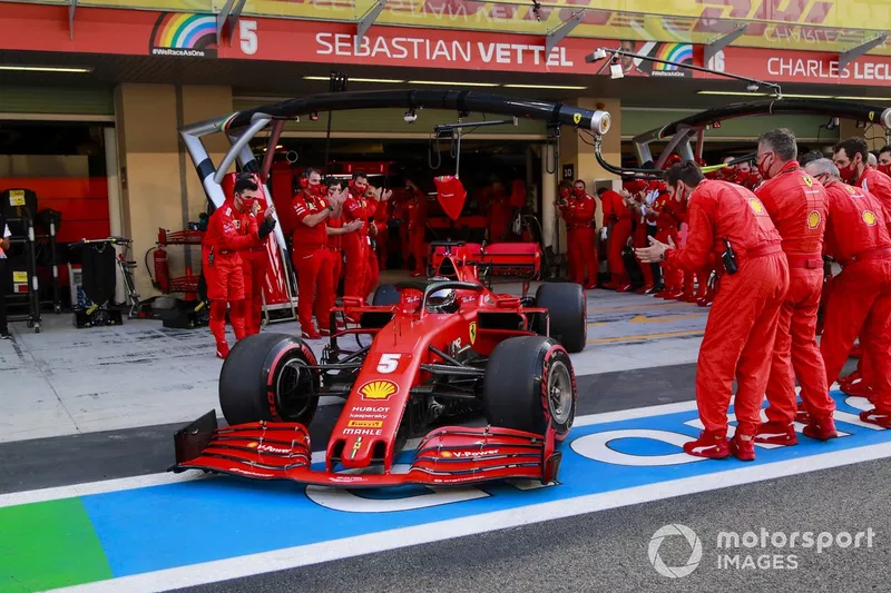 Sebastian Vettel, Ferrari SF1000, se dirige a la parrilla mientras sus mecánicos aplauden