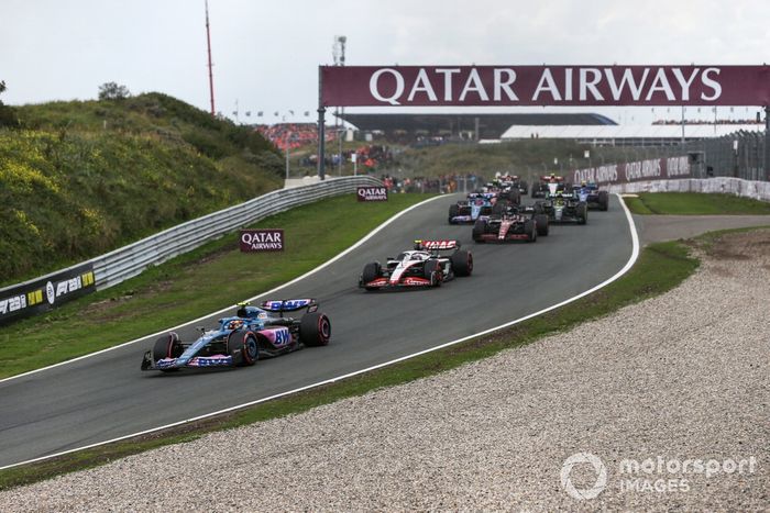 Pierre Gasly, Alpine A523, por delante de Nico Hulkenberg, Haas VF-23, y Valtteri Bottas, Alfa Romeo C43.