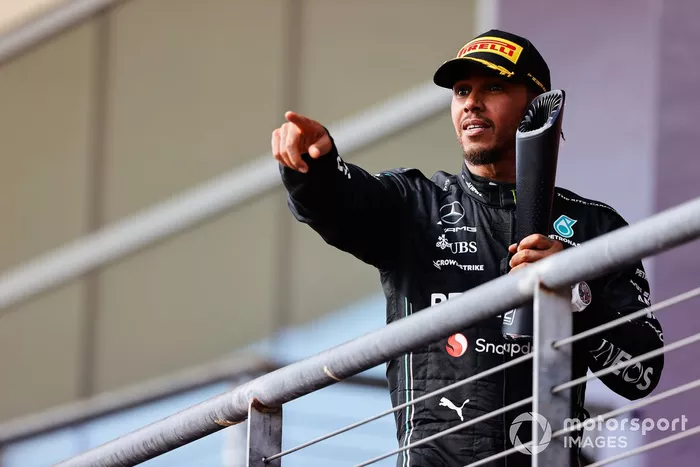 Lewis Hamilton, Mercedes-AMG, 2ª posición, en el podio con su trofeo