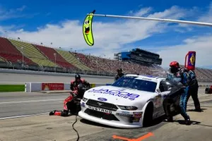  Cole Custer, Stewart-Haas Racing, Ford Mustang Jacob Companies makes a pit stop, Sunoco 