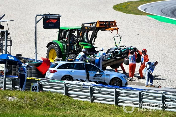 La voiture médicale récupère Valtteri Bottas, Mercedes AMG F1, après son accident