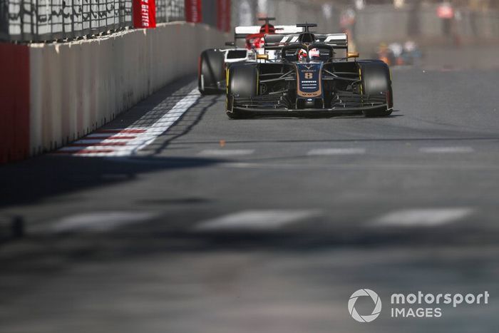 Romain Grosjean, Haas F1 Team VF-19,  Kimi Raikkonen, Alfa Romeo Racing C38