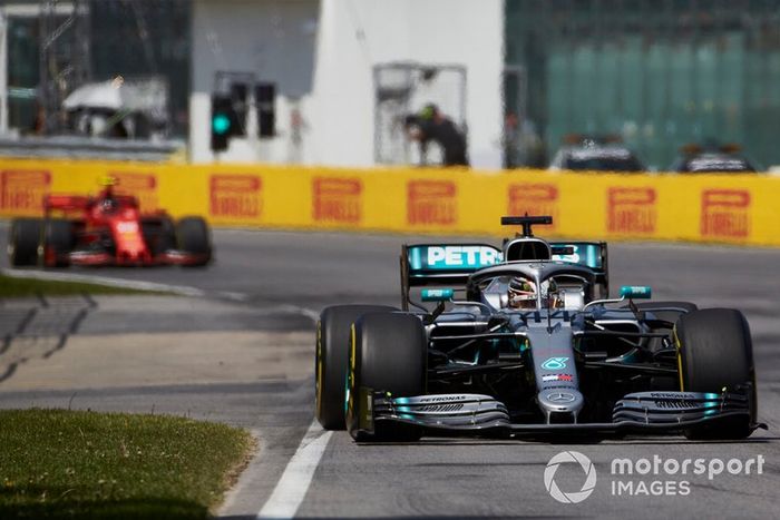 Lewis Hamilton, Mercedes AMG F1 W10, por delante de Charles Leclerc, Ferrari SF90