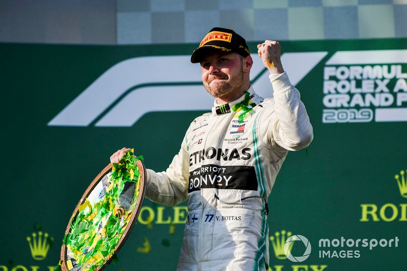 Valtteri Bottas, Mercedes AMG F1, vincitore, con il suo trofeo