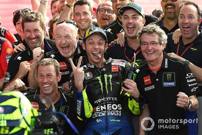 Segundo lugar Valentino Rossi, Yamaha Factory Racing celebra en parc ferme