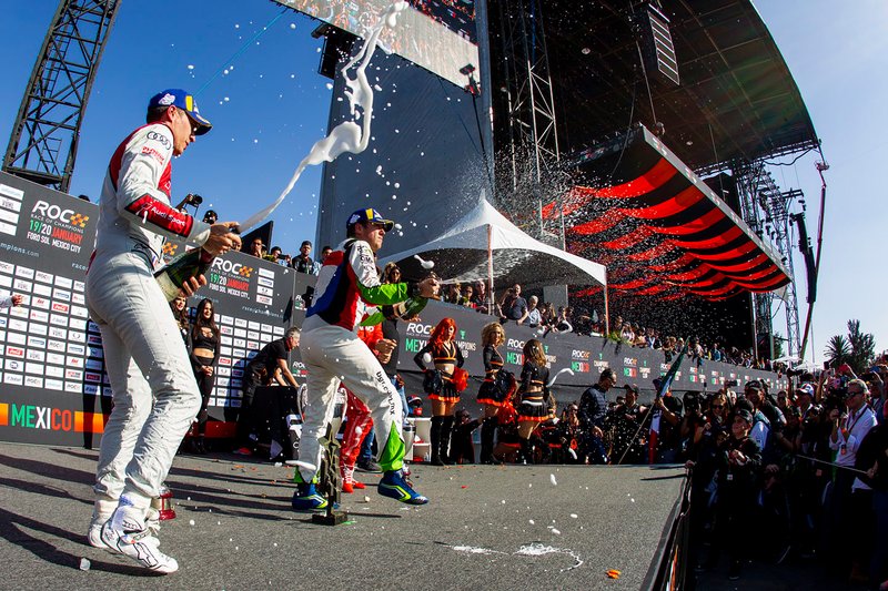 Il vincitore Benito Guerra festeggia sul podio con il secondo classificato Loic Duval e il vincitore della ROC Skills Challenge, Sebastian Vettel