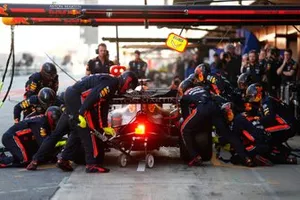 Max Verstappen, Red Bull Racing RB15 pitstop