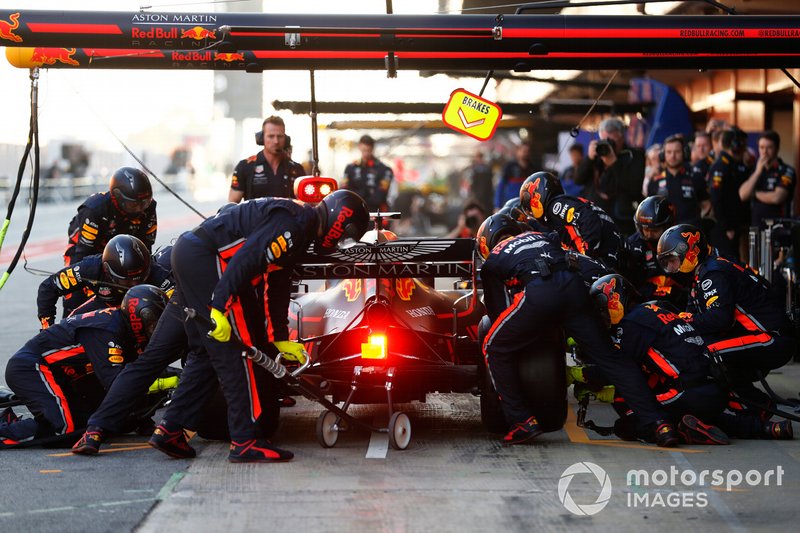 Max Verstappen, Red Bull Racing RB15 pit stop