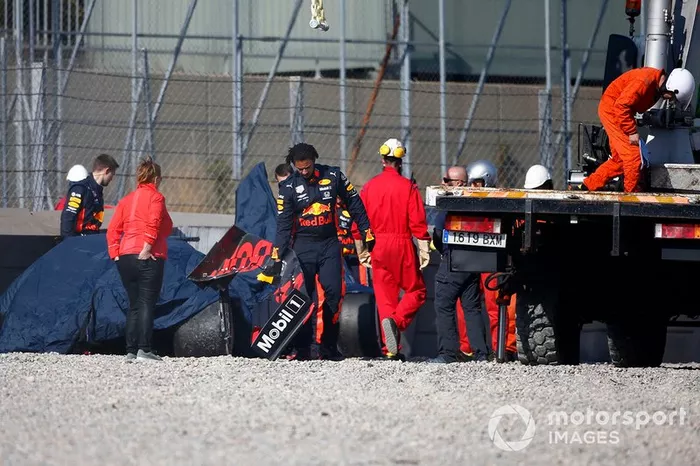 La voiture endommagée de Pierre Gasly, Red Bull Racing RB15 est dégagée