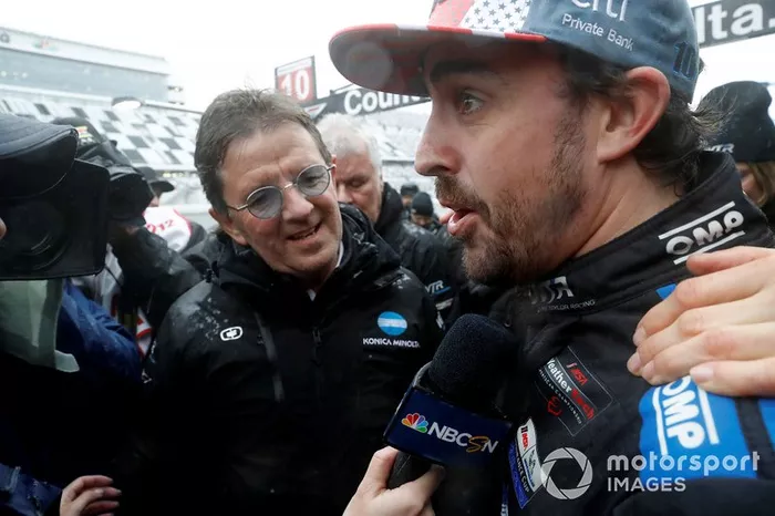 Fernando Alonso es felicitado tras su victoria en Daytona