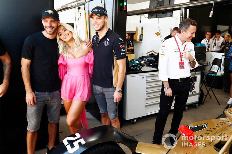 Rita Ora with Jean-Eric Vergne, DS TECHEETAH, Andre Lotterer, DS TECHEETAH in the garage