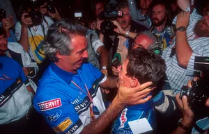 Flavio Briatore si congratula con Michael Schumacher, Benetton