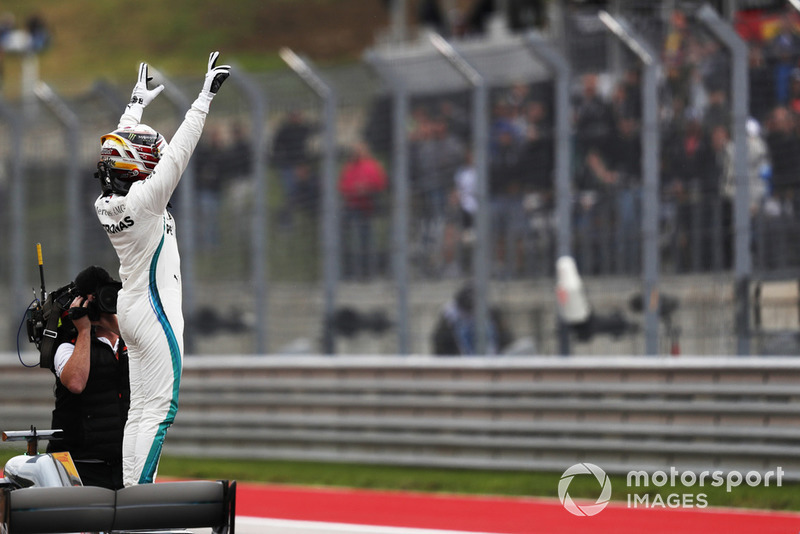 Ganador de la pole Lewis Hamilton, Mercedes AMG F1 celebra en Parc Ferme