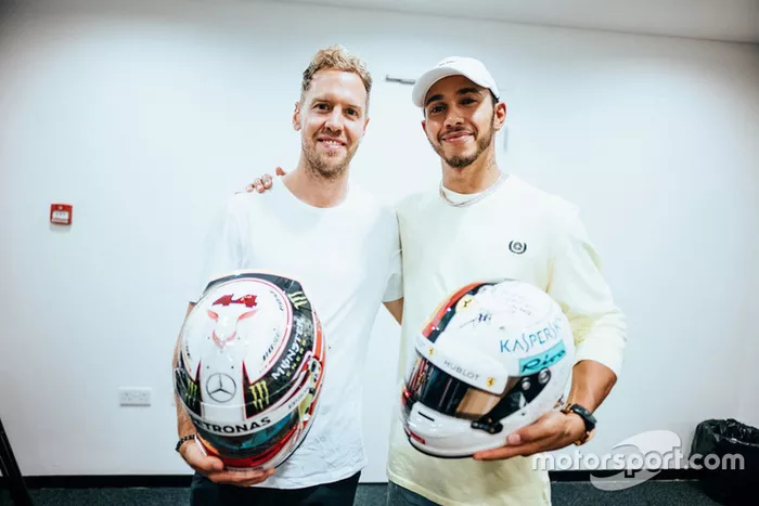 Lewis Hamilton, Mercedes AMG F1, et Sebastian Vettel, Ferrari, échangent leurs casques