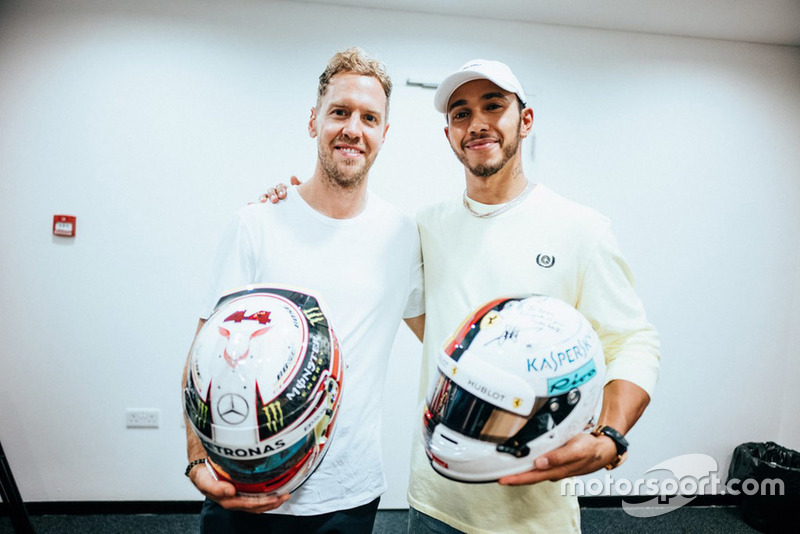 Lewis Hamilton, Mercedes AMG F1, et Sebastian Vettel, Ferrari, échangent leurs casques