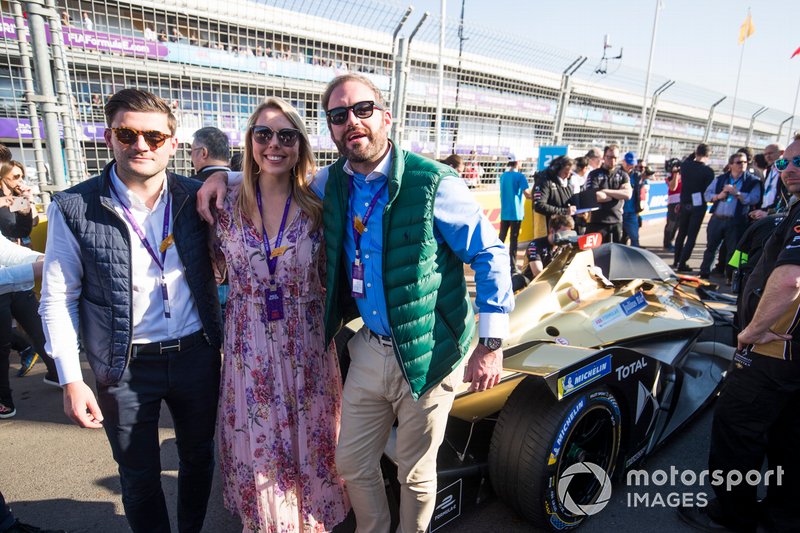 Des invités sur la grille avec la voiture de Jean-Eric Vergne, DS TECHEETAH