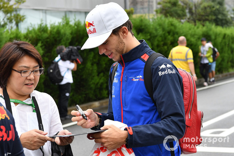 Pierre Gasly, Scuderia Toro Rosso signs autographs for the fans