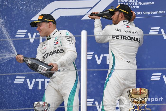 Podio: segundo lugar Valtteri Bottas, Mercedes AMG F1 y Lewis Hamilton, Mercedes AMG F1