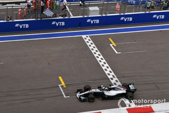 El ganador de la carrera Lewis Hamilton, Mercedes-AMG F1 W09 cruza la línea y lleva la bandera a cuadros