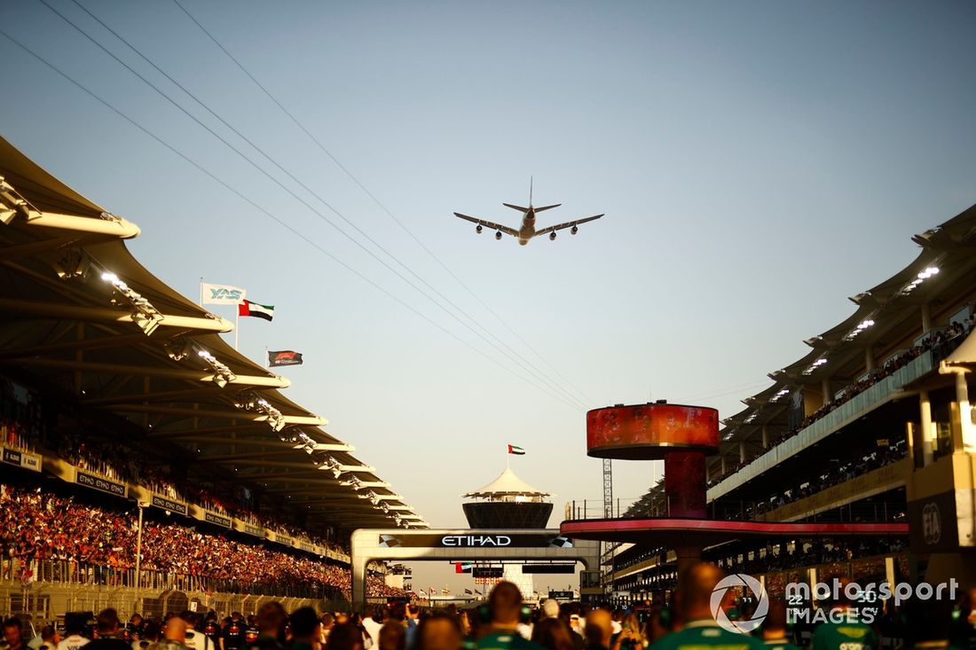 Un Airbus A380 de Etihad sobrevuela la parrilla antes de la salida